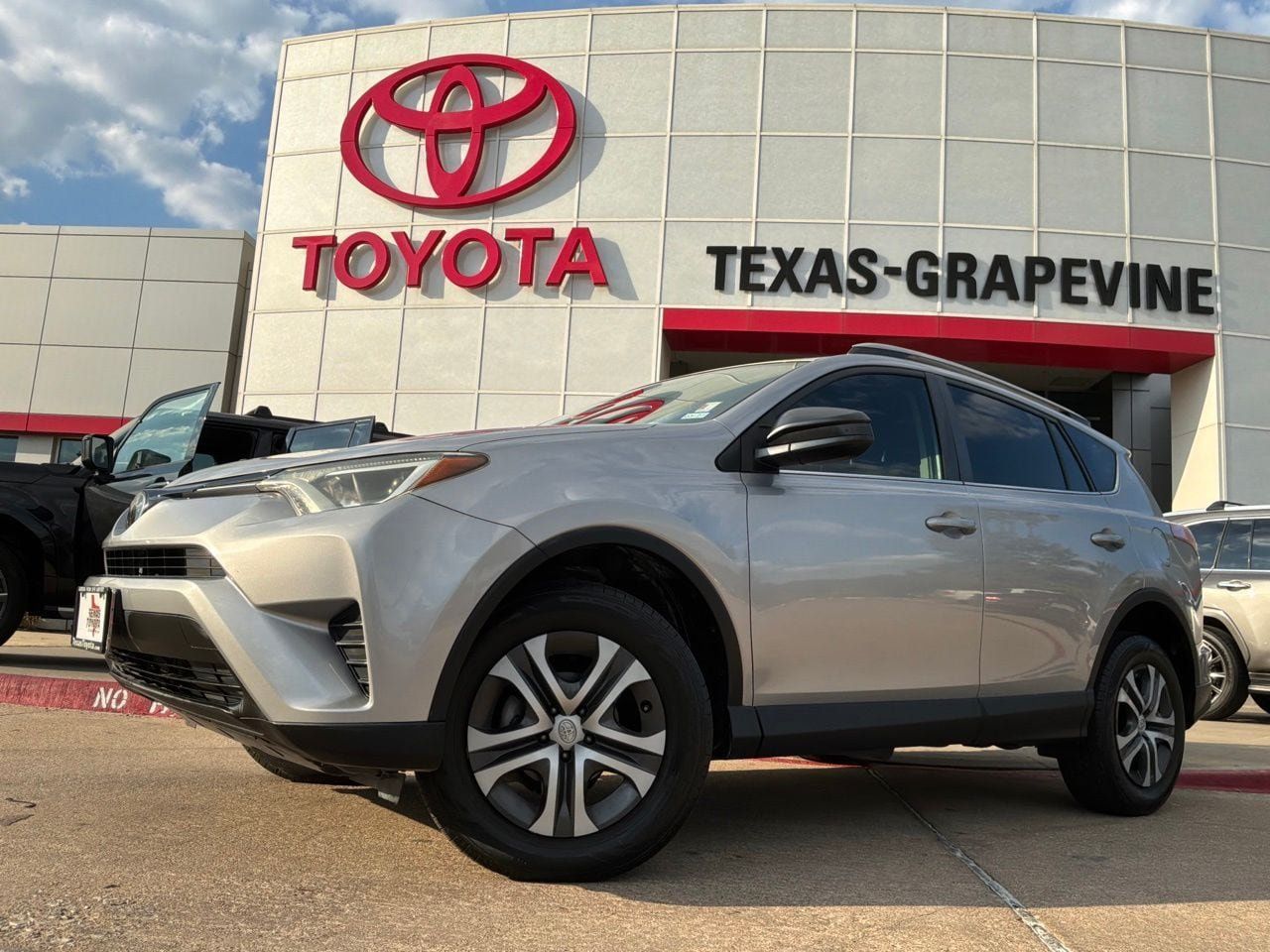 Used 2017 Toyota RAV4 LE FWD image 2