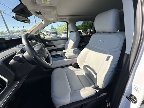 Used 2025 Ford Expedition Platinum AWD/4WD image 13