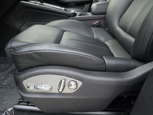 Certified 2025 Porsche Macan AWD/4WD image 22