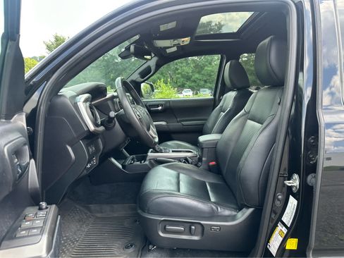 Used 2021 Toyota Tacoma Limited w/ Nightshade Package AWD/4WD image 9