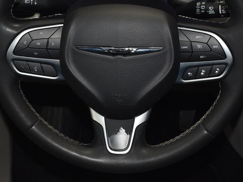 Used 2023 Chrysler Pacifica Touring-L FWD image 16