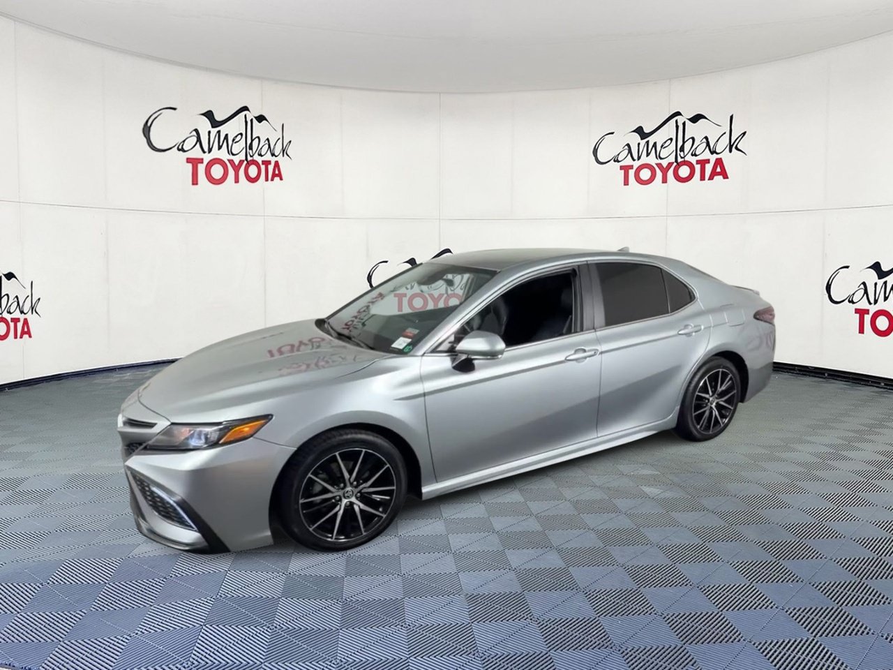 Used 2023 Toyota Camry SE FWD image 8