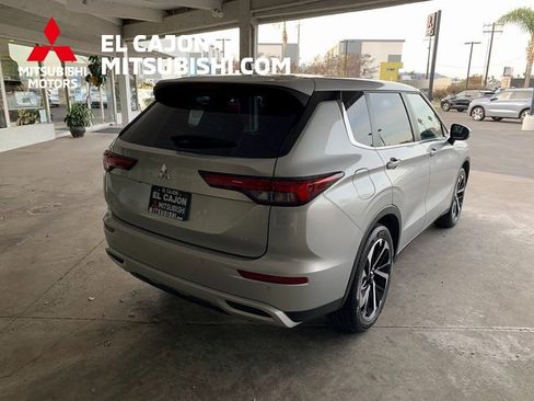Used 2024 Mitsubishi Outlander SE image 3