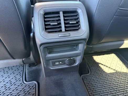 Used 2023 Volkswagen Tiguan SE image 16