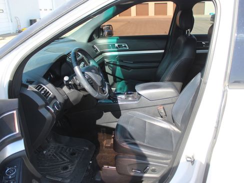 Used 2016 Ford Explorer XLT w/ Equipment Group 202A FWD image 9