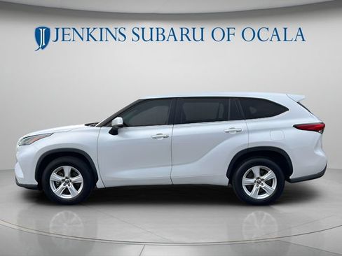 Used 2022 Toyota Highlander LE FWD image 6