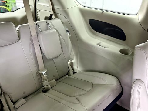 Used 2021 Chrysler Pacifica Touring-L image 15