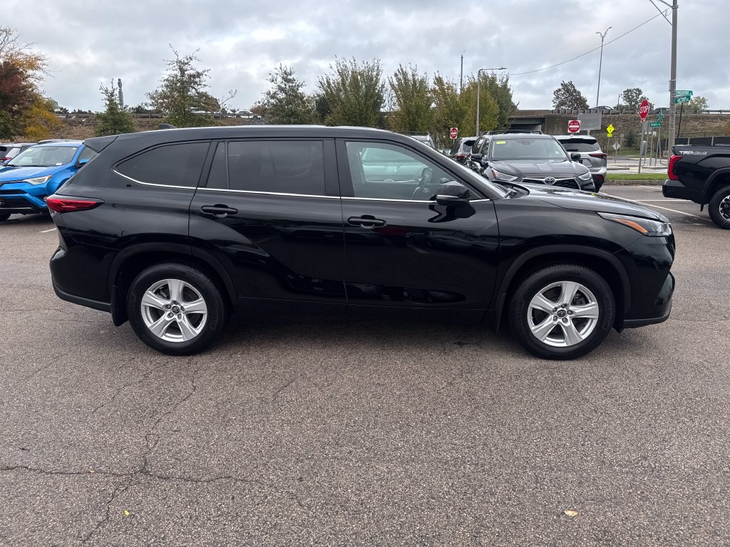 Used 2023 Toyota Highlander LE FWD image 10