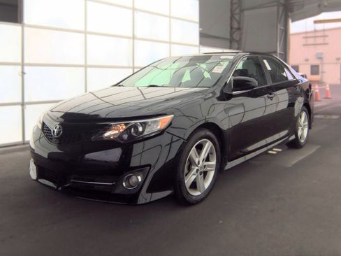 Used 2013 Toyota Camry SE w/ Convenience Pkg FWD image 1