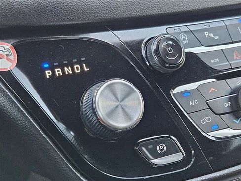 Used 2025 Chrysler Pacifica Select FWD image 11