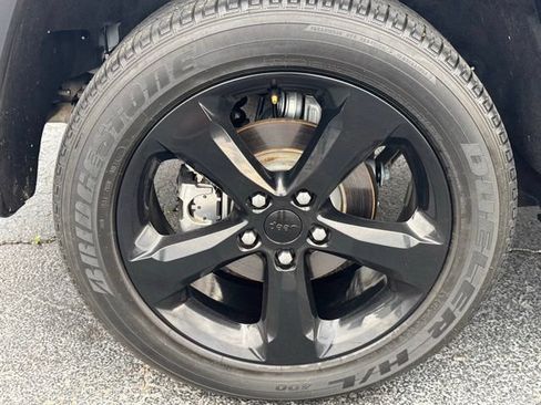 Used 2023 Jeep Grand Cherokee Altitude AWD/4WD image 6