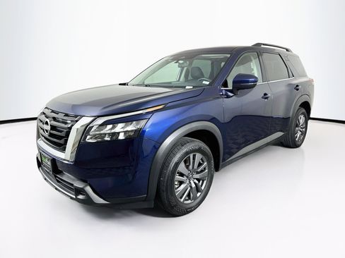 Used 2025 Nissan Pathfinder SV FWD image 3