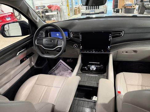 Certified 2024 Jeep Wagoneer Series II image 5