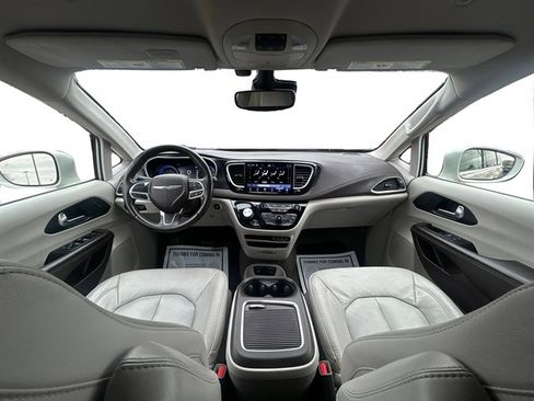 Used 2021 Chrysler Pacifica Touring-L image 20