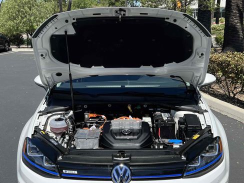 Used 2015 Volkswagen e-Golf SEL Premium image 17