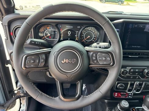Used 2025 Jeep Wrangler Unlimited Rubicon AWD/4WD image 12
