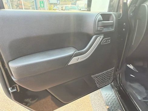 Used 2013 Jeep Wrangler Unlimited Sahara w/ Connectivity Group AWD/4WD image 12