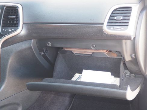 Used 2016 Jeep Grand Cherokee Laredo image 12