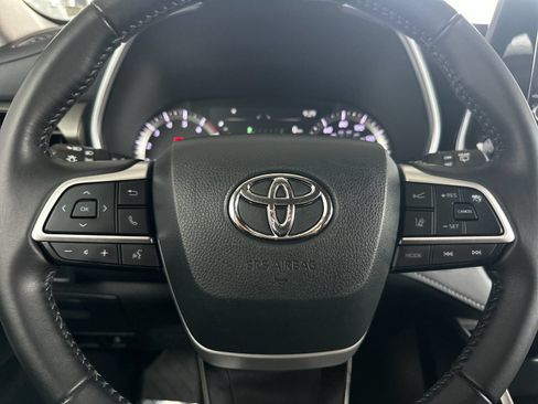 Used 2024 Toyota Highlander XLE FWD image 23