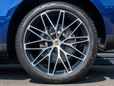 Certified 2026 Porsche Macan image 13