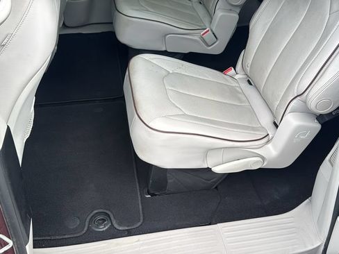 Used 2018 Chrysler Pacifica Limited w/ Tire & Wheel Group FWD image 35