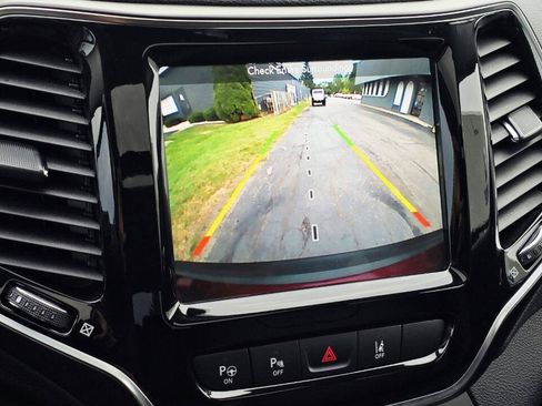 Used 2019 Jeep Cherokee Limited w/ Luxury Group AWD/4WD image 19