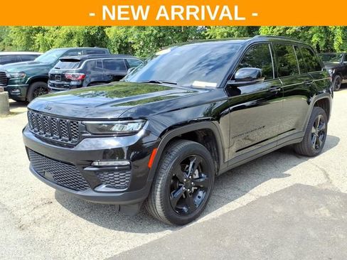 Used 2025 Jeep Grand Cherokee Limited w/ Black Appearance Package AWD/4WD image 3