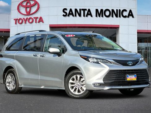 Used 2024 Toyota Sienna XLE FWD image 2