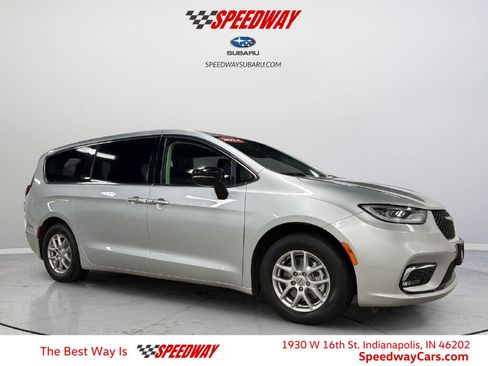 Used 2024 Chrysler Pacifica Touring-L FWD image 1