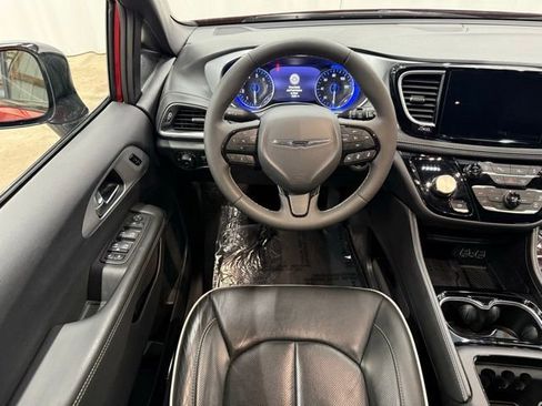 Used 2025 Chrysler Pacifica Limited image 15