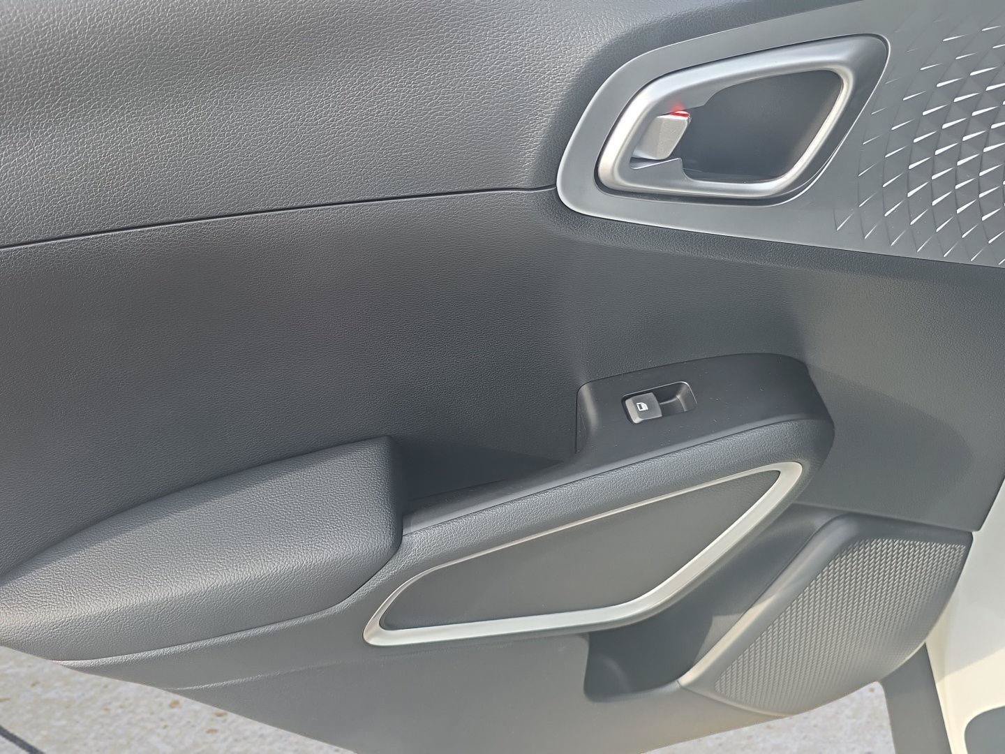 Used 2025 Kia Soul LX FWD image 27