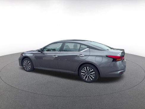 Used 2025 Nissan Altima 2.5 SV FWD image 9
