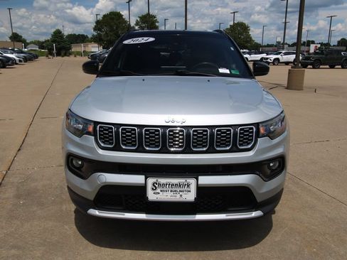 Used 2024 Jeep Compass Limited AWD/4WD image 2