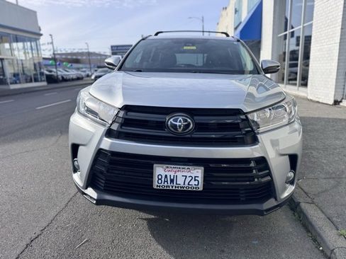 Used 2017 Toyota Highlander SE image 4