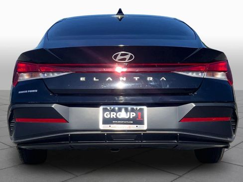 Used 2024 Hyundai Elantra SE FWD image 5