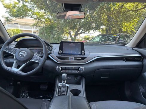 Used 2025 Nissan Altima 2.5 SV FWD image 32
