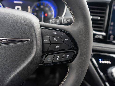 Used 2025 Chrysler Pacifica Limited FWD image 26