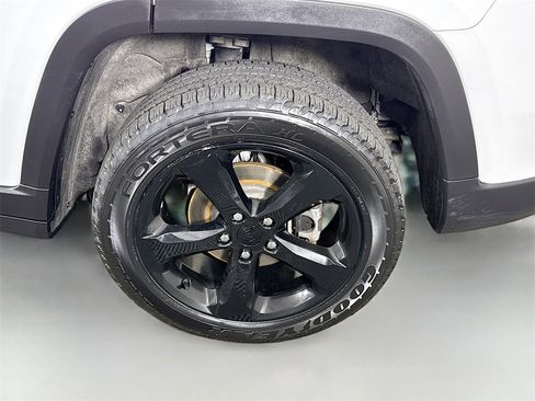 Used 2023 Jeep Grand Cherokee Altitude image 34