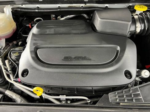 Used 2024 Chrysler Pacifica Touring-L image 36