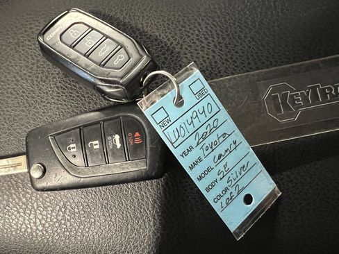 Used 2020 Toyota Camry SE w/ Carpet Mat Package AWD/4WD image 31