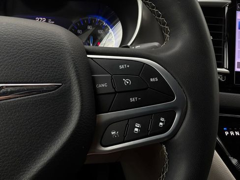 Used 2024 Chrysler Pacifica Touring-L FWD image 43
