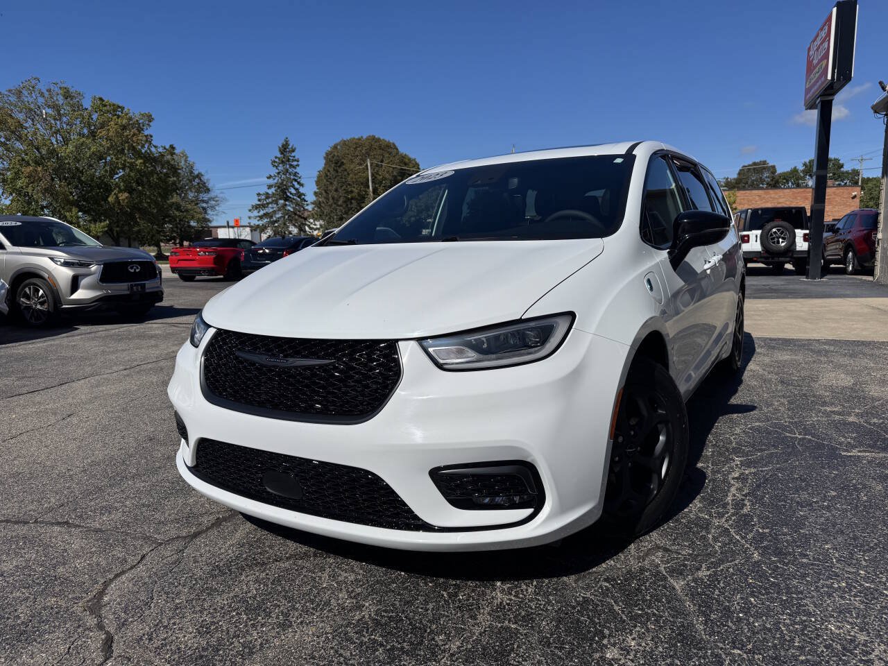 Used 2023 Chrysler Pacifica Limited w/ Uconnect Theater Family Group FWD image 2
