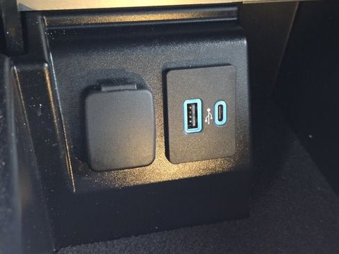 Used 2023 Ford Explorer XLT w/ Equipment Group 202A image 27