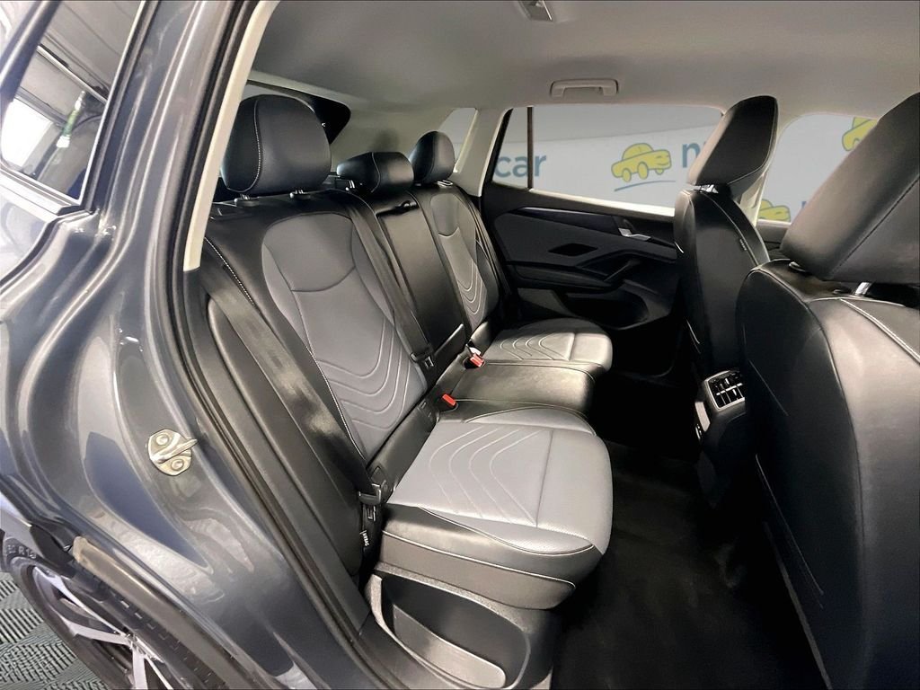 Used 2025 Volkswagen Tiguan SE AWD/4WD image 16