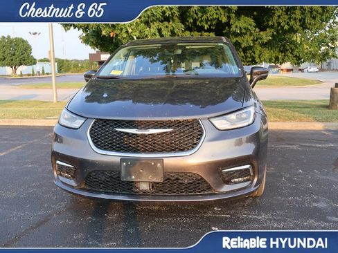 Used 2023 Chrysler Pacifica Touring-L AWD/4WD image 7