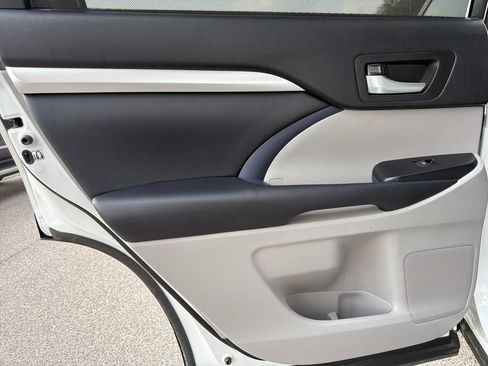 Used 2017 Toyota Highlander XLE FWD image 31