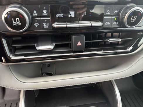 Used 2021 Toyota Highlander LE FWD image 22