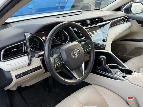 Used 2020 Toyota Camry XLE image 2