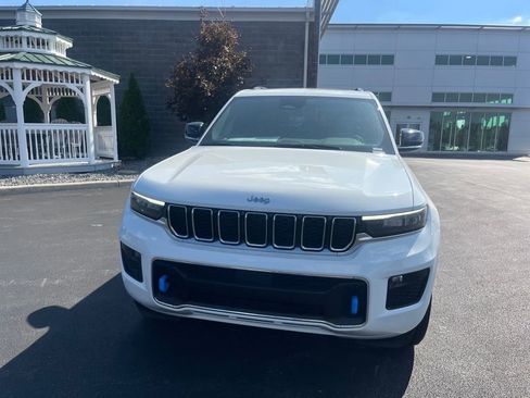 Used 2023 Jeep Grand Cherokee Overland w/ Luxury Tech Group IV AWD/4WD image 9