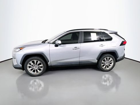 Used 2021 Toyota RAV4 XLE Premium image 9